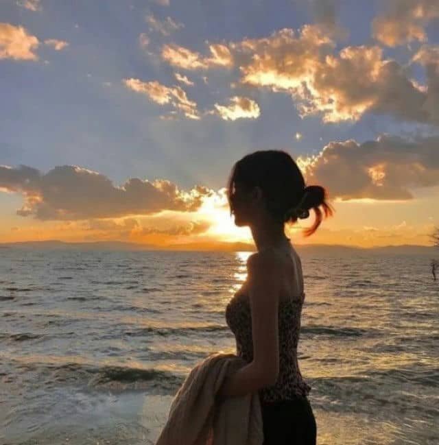 Ảnh gái xinh ngầu trên bãi biển