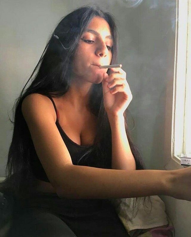 Ảnh gái buồn hút thuốc bên cửa sổ
