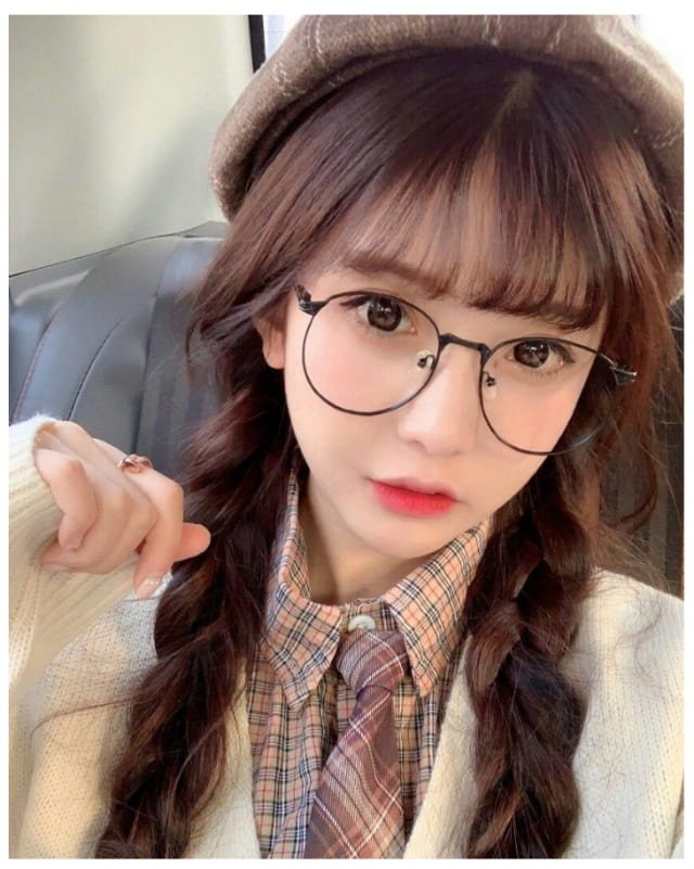 Cô gái đeo kính với bộ tóc dài cực kỳ xinh đẹp và đáng yêu