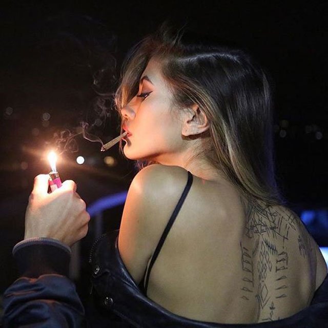 Xem gái xinh buồn hút thuốc trong đêm